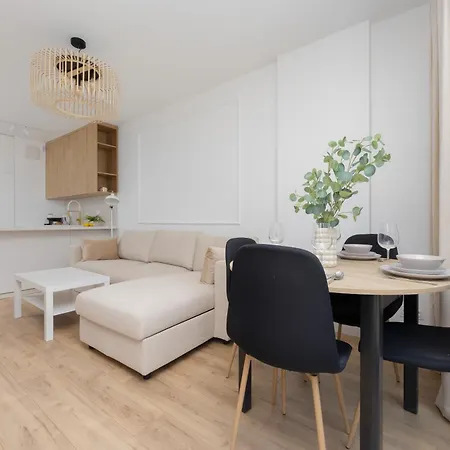 Siedmiogrodzka With Balcony & Parking Wola By Renters Apartmán