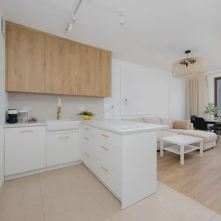 Siedmiogrodzka With Balcony & Parking Wola By Renters 바르샤바