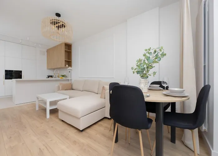 Siedmiogrodzka With Balcony & Parking Wola By Renters شقة