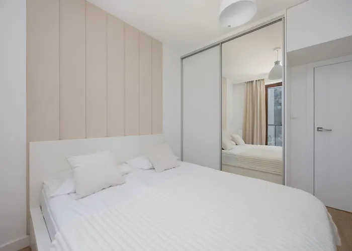 Siedmiogrodzka With Balcony & Parking Wola By Renters شقة *