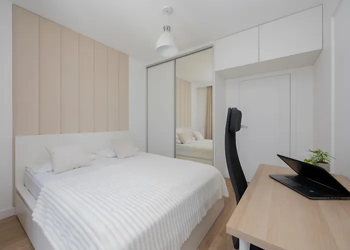 Siedmiogrodzka With Balcony & Parking Wola By Renters شقة