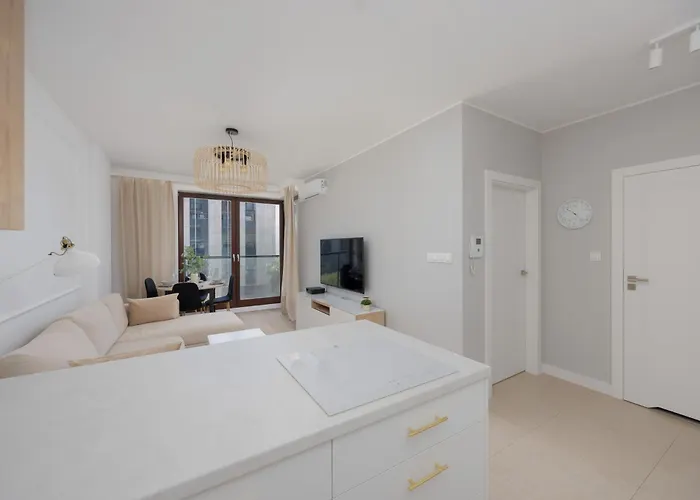 Siedmiogrodzka With Balcony & Parking Wola By Renters شقة *