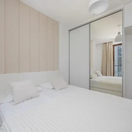 Siedmiogrodzka With Balcony & Parking Wola By Renters Apartamento *