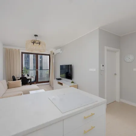 Siedmiogrodzka With Balcony & Parking Wola By Renters Apartamento *